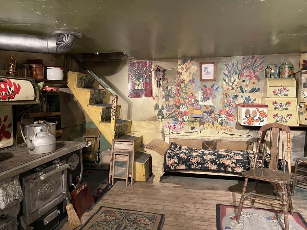 inside-maud-lewis-house